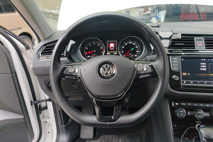Used Volkswagen Tiguan L 2017 380TSI Automatic All-Wheel-Drive Luxury Edition Steering Wheel