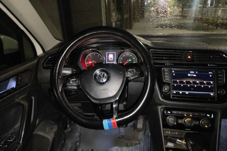 Used Volkswagen Tiguan L 2017 330TSI Automatic Two-Wheel Drive Luxury Edition Steering Wheel
