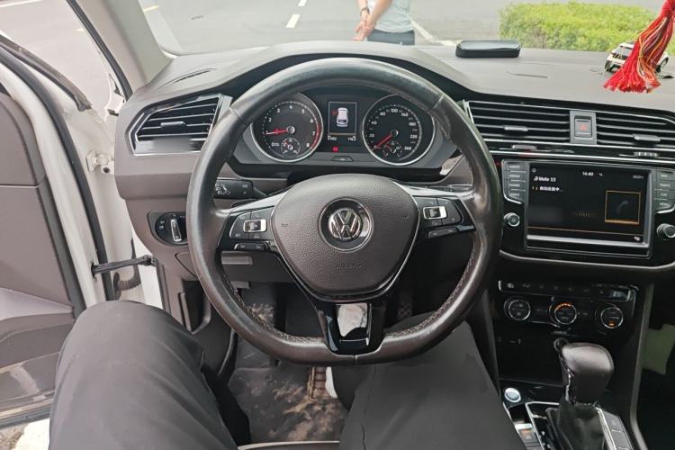 Used Volkswagen Tiguan L 2017 330TSI Automatic Two-Wheel Drive Luxury Edition Steering Wheel