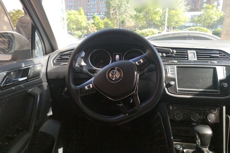 Used Volkswagen Tiguan L 2017 330TSI Automatic Two-Wheel Drive Luxury Edition Steering Wheel