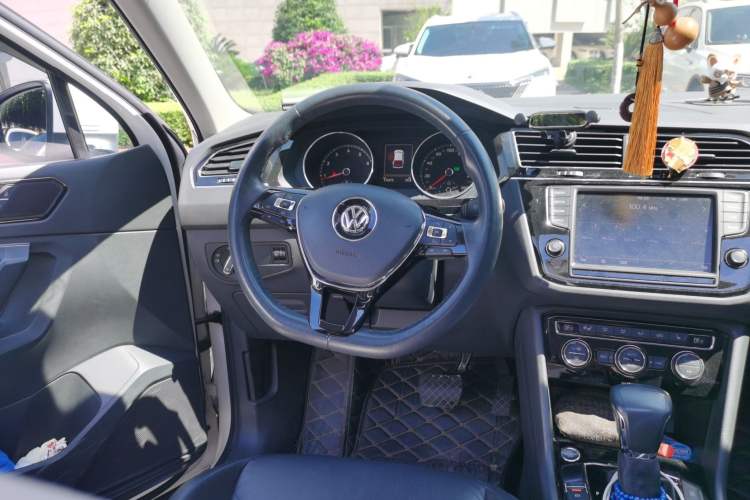 Used Volkswagen Tiguan L 2017 330TSI Automatic Two-Wheel Drive Luxury Edition Steering Wheel