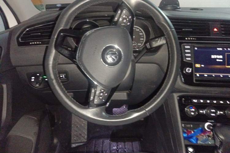 Used Volkswagen Tiguan L 2017 330TSI Automatic Two-Wheel Drive Luxury Edition Steering Wheel