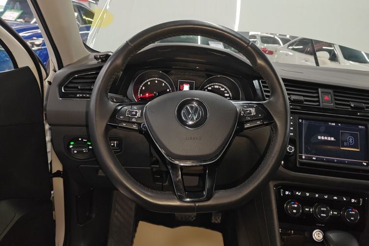 Used Volkswagen Tiguan L 2017 330TSI Automatic Two-Wheel Drive Luxury Edition Steering Wheel