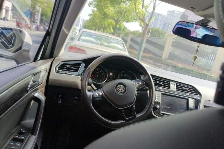 Used Volkswagen Tiguan L 2017 330TSI Automatic Two-Wheel Drive Luxury Edition Steering Wheel
