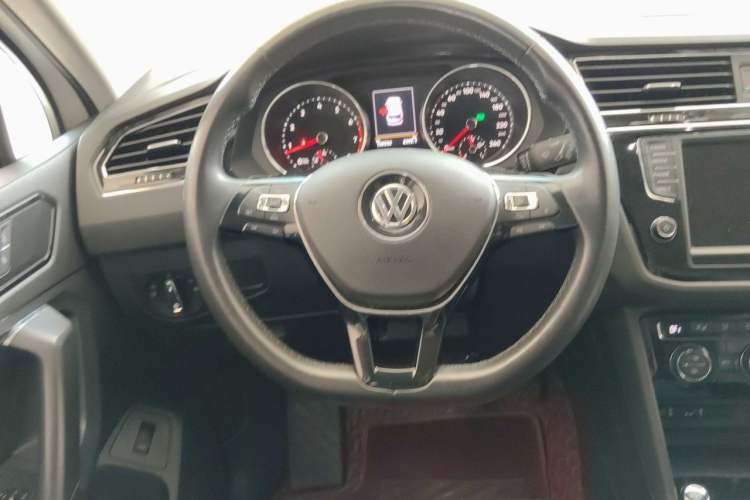 Used Volkswagen Tiguan L 2017 380TSI Automatic All-Wheel-Drive Luxury Edition Steering Wheel