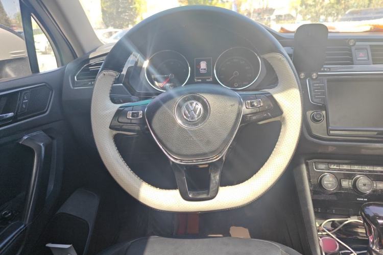 Used Volkswagen Tiguan L 2017 330TSI Automatic Two-Wheel Drive Luxury Edition Steering Wheel