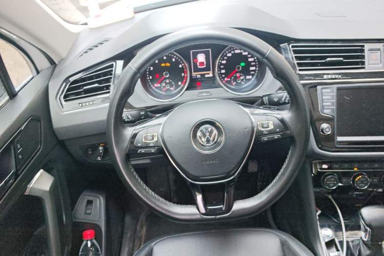 Used Volkswagen Tiguan L 2017 380TSI Automatic All-Wheel-Drive Luxury Edition Steering Wheel