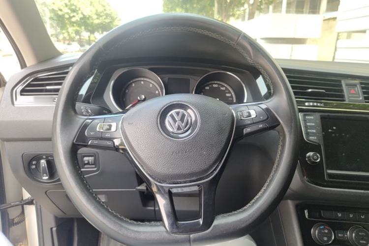 Used Volkswagen Tiguan L 2017 330TSI Automatic Two-Wheel Drive Comfort Edition Steering Wheel