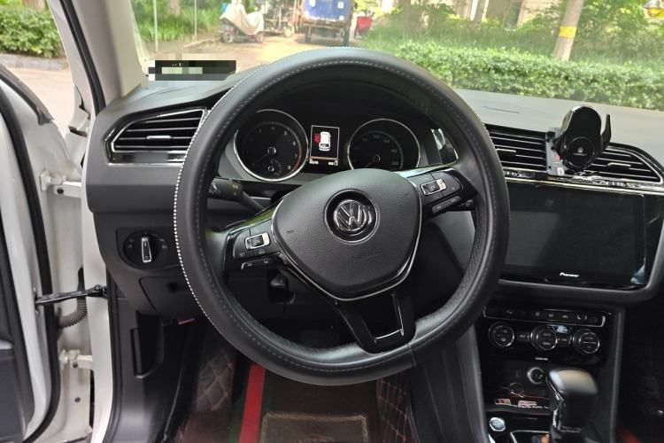 Used Volkswagen Tiguan L 2017 330TSI Automatic Two-Wheel Drive Luxury Edition Steering Wheel