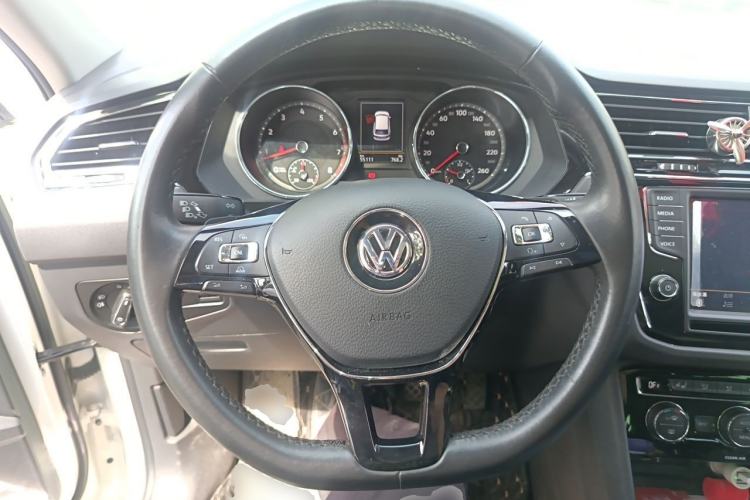 Used Volkswagen Tiguan L 2017 330TSI Automatic Two-Wheel Drive Luxury Edition Steering Wheel
