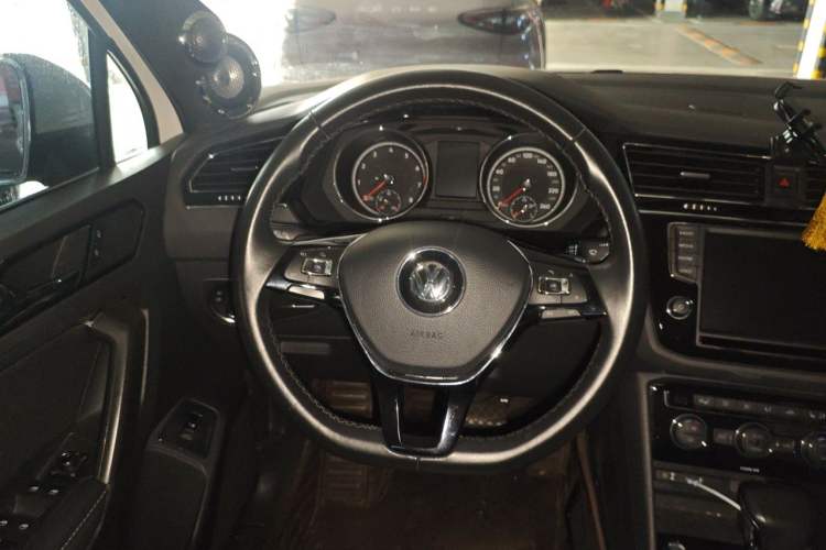 Used Volkswagen Tiguan L 2017 380TSI Automatic All-Wheel-Drive Luxury Edition Steering Wheel