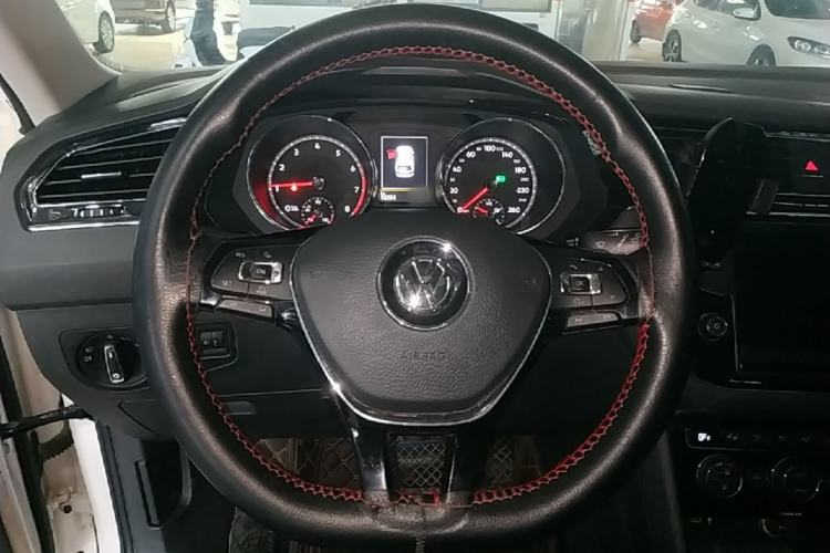 Used Volkswagen Tiguan L 2017 330TSI Automatic Two-Wheel Drive Luxury Edition Steering Wheel