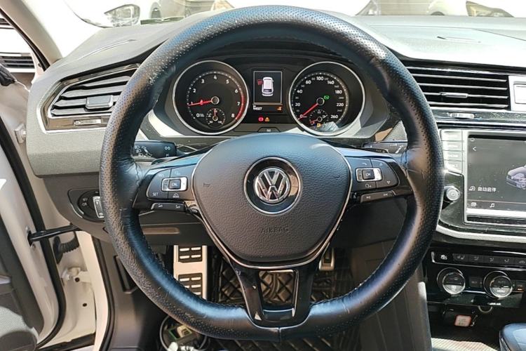 Used Volkswagen Tiguan L 2017 330TSI Automatic Two-Wheel Drive Luxury Edition Steering Wheel