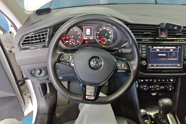 Used Volkswagen Tiguan L 2017 380TSI Automatic All-Wheel-Drive Luxury Edition Steering Wheel