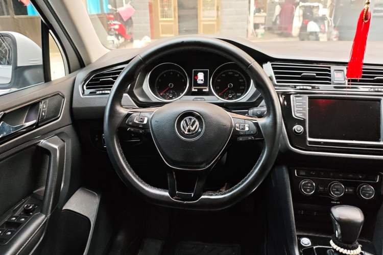 Used Volkswagen Tiguan L 2017 330TSI Automatic Two-Wheel Drive Luxury Edition Steering Wheel