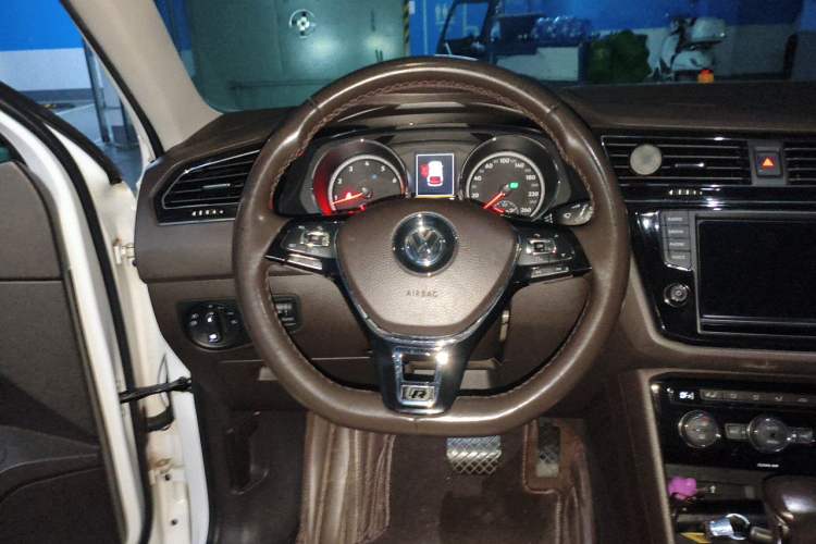 Used Volkswagen Tiguan L 2017 330TSI Automatic Two-Wheel Drive Luxury Edition Steering Wheel