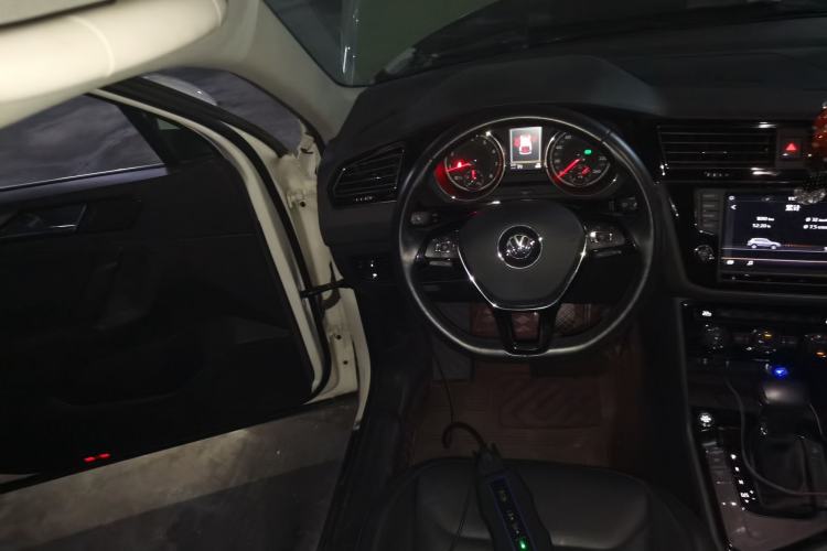 Used Volkswagen Tiguan L 2017 330TSI Automatic Two-Wheel Drive Luxury Edition Steering Wheel