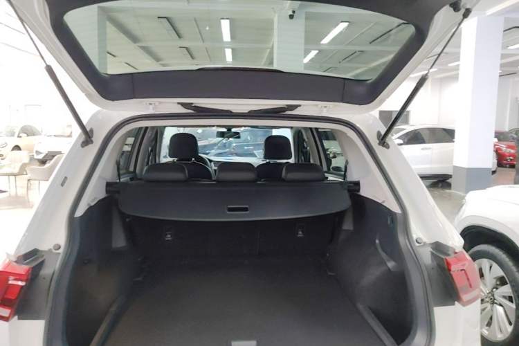 Used Volkswagen Tiguan L 2017 330TSI Automatic Two-Wheel Drive Luxury Edition Trunk
