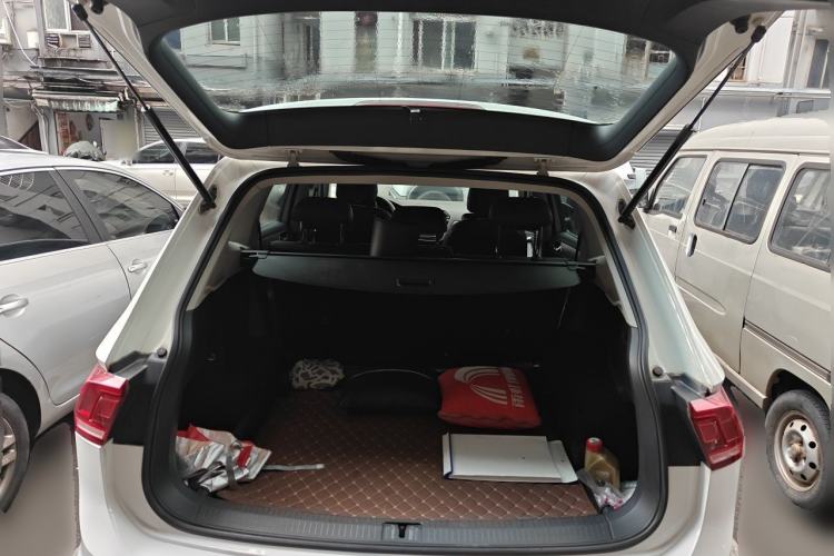 Used Volkswagen Tiguan L 2017 330TSI Automatic Two-Wheel Drive Comfort Edition Trunk