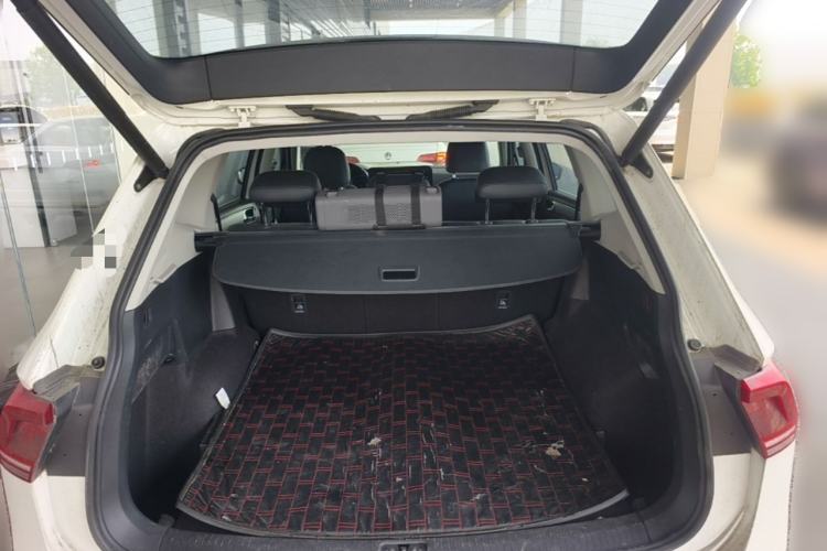 Used Volkswagen Tiguan L 2017 380TSI Automatic All-Wheel-Drive Luxury Edition Trunk