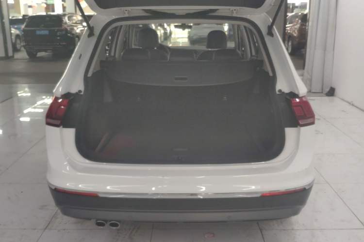 Used Volkswagen Tiguan L 2017 330TSI Automatic Two-Wheel Drive Luxury Edition Trunk