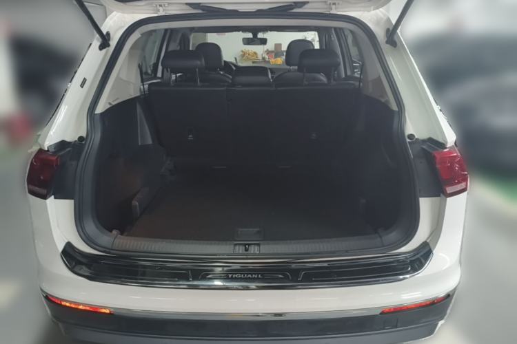 Used Volkswagen Tiguan L 2017 330TSI Automatic Two-Wheel Drive Luxury Edition Trunk