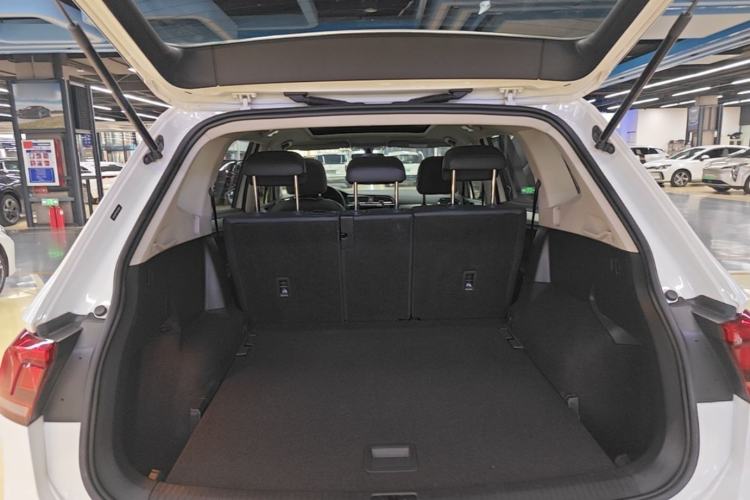 Used Volkswagen Tiguan L 2017 330TSI Automatic Two-Wheel Drive Luxury Edition Trunk