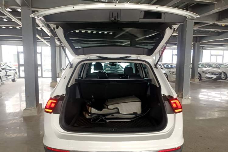 Used Volkswagen Tiguan L 2017 330TSI Automatic Two-Wheel Drive Luxury Edition Trunk