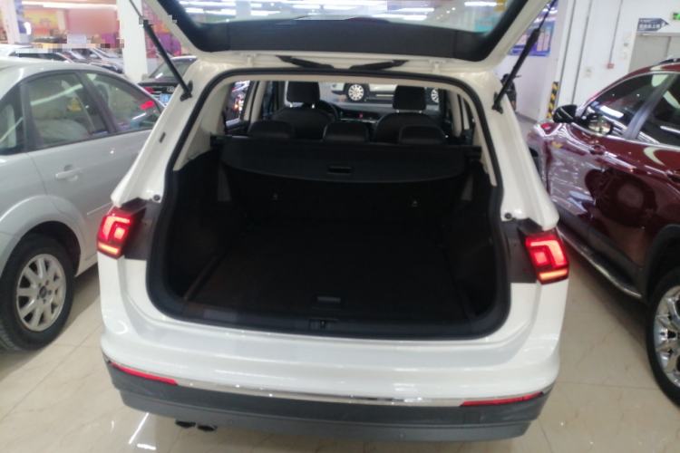 Used Volkswagen Tiguan L 2017 330TSI Automatic Two-Wheel Drive Luxury Edition Trunk