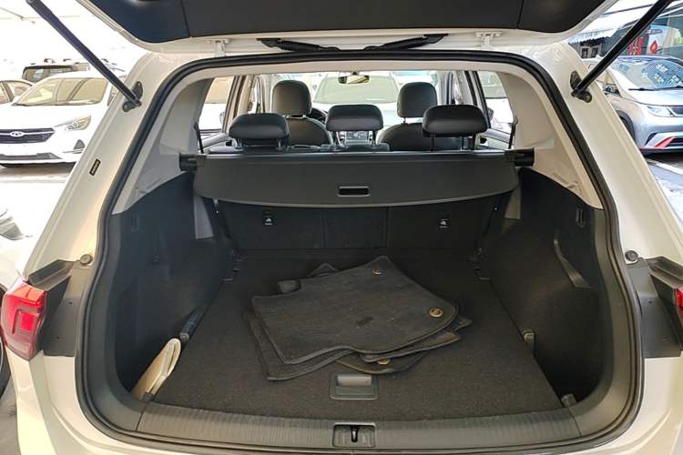 Used Volkswagen Tiguan L 2017 330TSI Automatic Two-Wheel Drive Luxury Edition Trunk