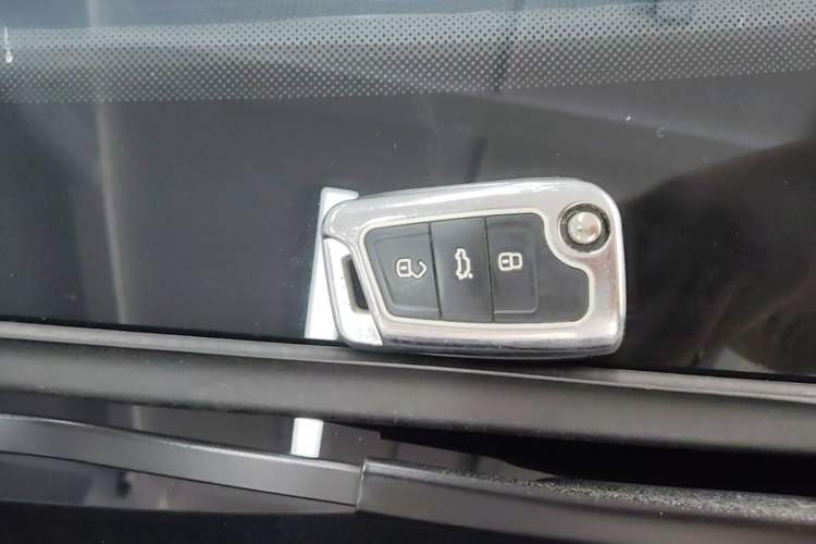 Used Volkswagen Tiguan L 2017 330TSI Automatic Two-Wheel Drive Luxury Edition Vehicle Key