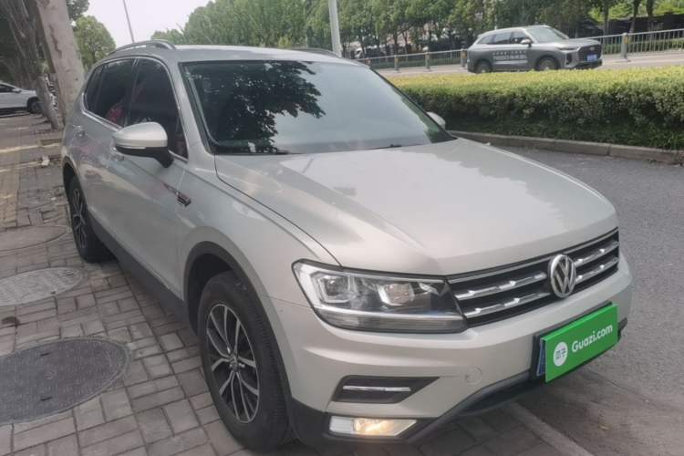 Used Volkswagen Tiguan L 2017 330TSI Automatic Two-Wheel Drive Luxury Edition Front Right 45 Deg