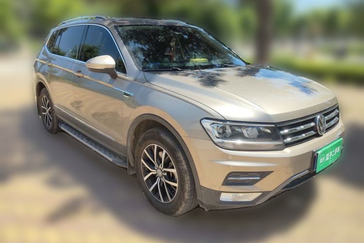 Used Volkswagen Tiguan L 2017 330TSI Automatic Two-Wheel Drive Luxury Edition Front Right 45 Deg