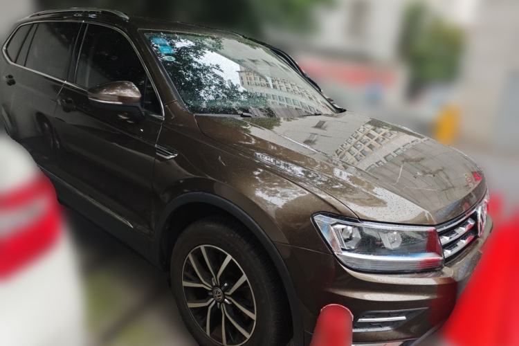 Used Volkswagen Tiguan L 2017 330TSI Automatic Two-Wheel Drive Luxury Edition Front Right 45 Deg