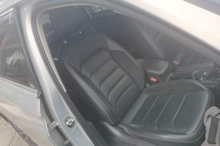 Used Volkswagen Tiguan L 2017 330TSI Automatic Two-Wheel Drive Luxury Edition Right Front Seat