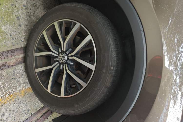 Used Volkswagen Tiguan L 2017 330TSI Automatic Two-Wheel Drive Luxury Edition Right Front Wheel Hub