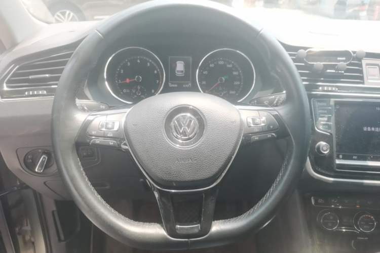 Used Volkswagen Tiguan L 2017 330TSI Automatic Two-Wheel Drive Luxury Edition Steering Wheel