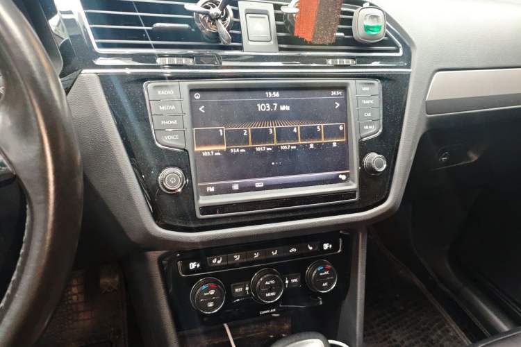Used Volkswagen Tiguan L 2018 330TSI Automatic Two-Wheel Drive Luxury Edition Audio And AC Panel