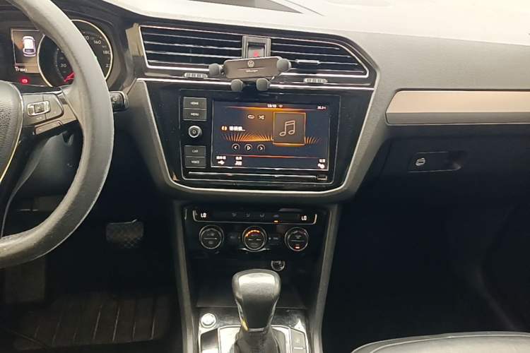Used Volkswagen Tiguan L 2018 Revised Version 330TSI Automatic Two-Wheel Drive Comfort Edition Audio And AC Panel
