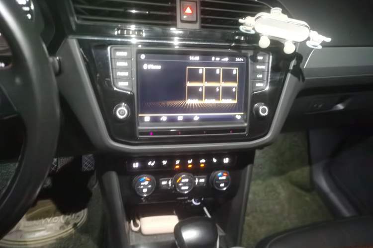Used Volkswagen Tiguan L 2018 380TSI Automatic All-Wheel Drive Luxury Edition Audio And AC Panel