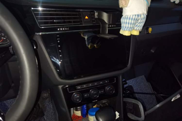 Used Volkswagen Tiguan L 2018 330TSI Automatic Two-Wheel Drive Luxury Edition Audio And AC Panel