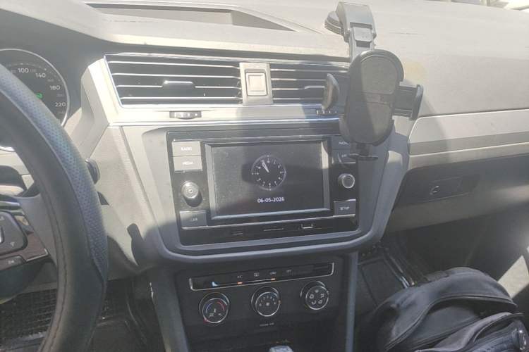 Used Volkswagen Tiguan L 2018 Revised Version 330TSI Automatic Two-Wheel Drive Trendy Edition Audio And AC Panel