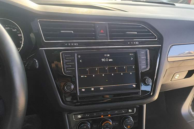 Used Volkswagen Tiguan L 2018 Revised 330TSI Automatic Two-Wheel Drive Flagship Edition Audio And AC Panel