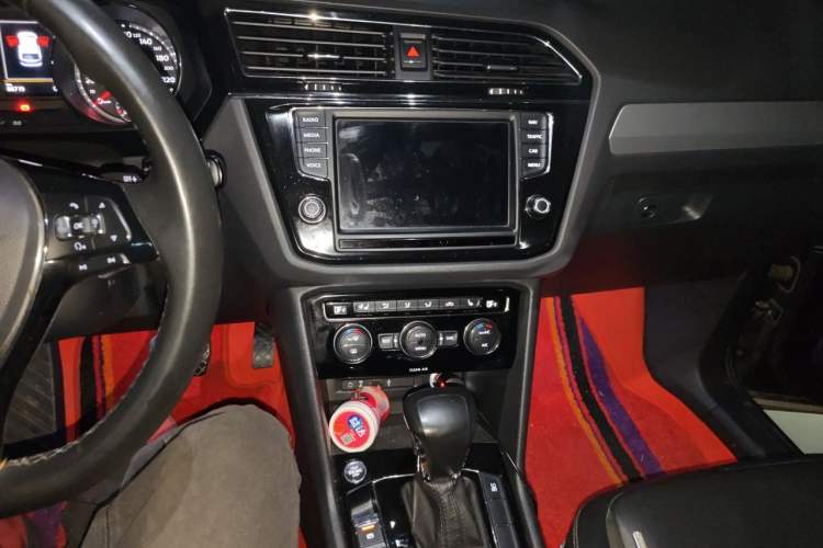 Used Volkswagen Tiguan L 2018 330TSI Automatic Two-Wheel Drive Luxury Edition Audio And AC Panel