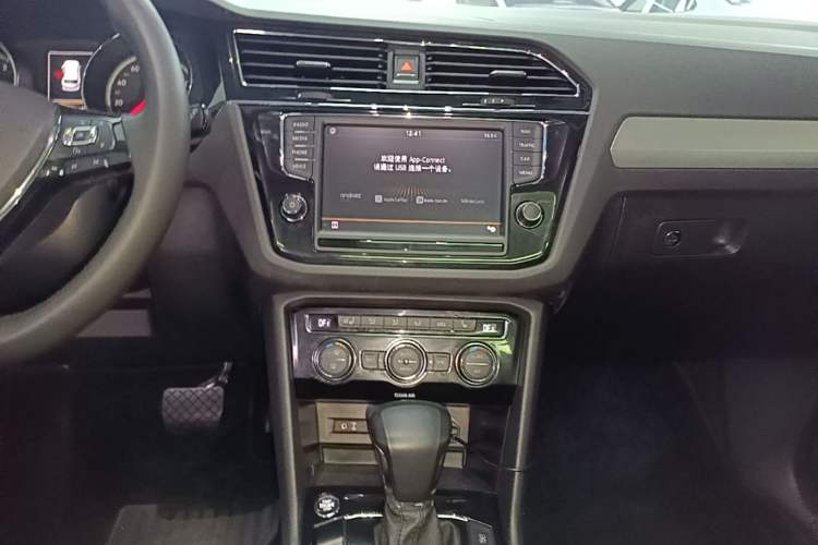 Used Volkswagen Tiguan L 2018 330TSI Automatic Two-Wheel Drive Luxury Edition Audio And AC Panel