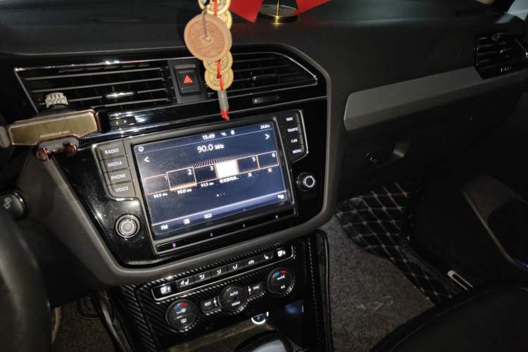 Used Volkswagen Tiguan L 2018 330TSI Automatic Two-Wheel Drive Luxury Edition Audio And AC Panel