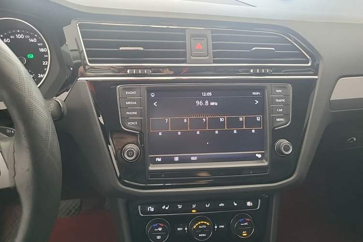 Used Volkswagen Tiguan L 2018 380TSI Automatic All-Wheel Drive Luxury Edition Audio And AC Panel