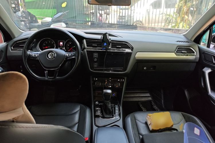 Used Volkswagen Tiguan L 2018 Revised Version 330TSI Automatic Two-Wheel Drive Comfort Edition Center Console