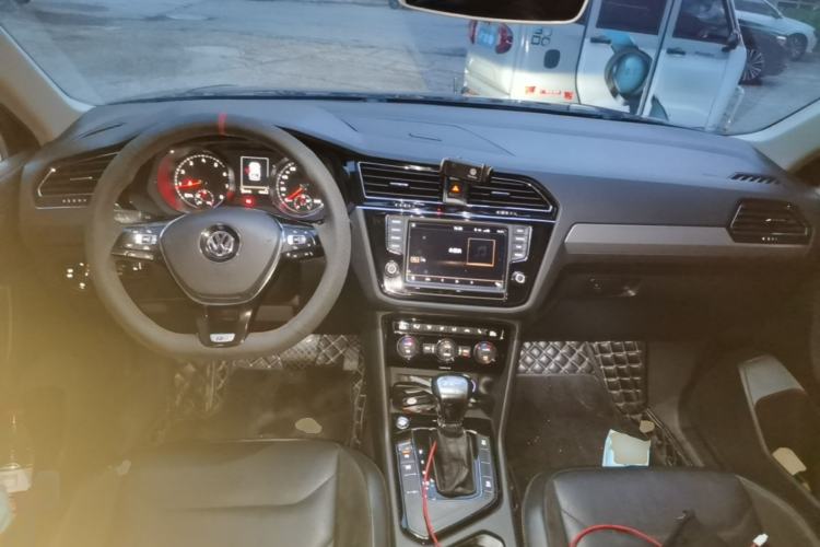 Used Volkswagen Tiguan L 2018 330TSI Automatic Two-Wheel Drive Luxury Edition Center Console