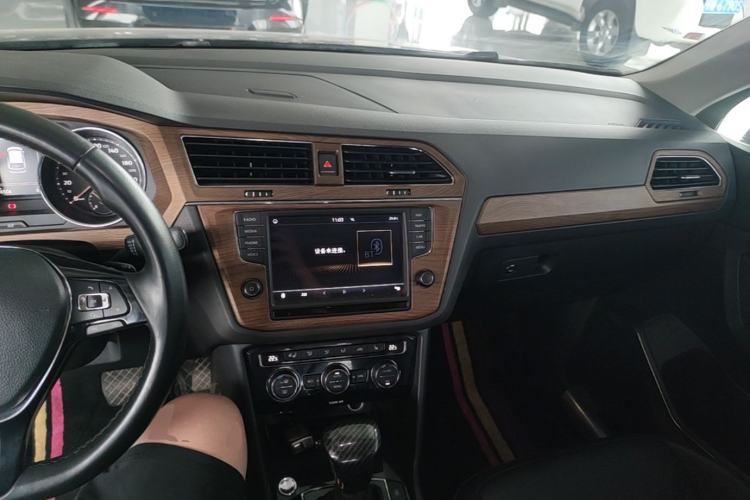 Used Volkswagen Tiguan L 2018 380TSI Automatic All-Wheel Drive Luxury Edition Center Console